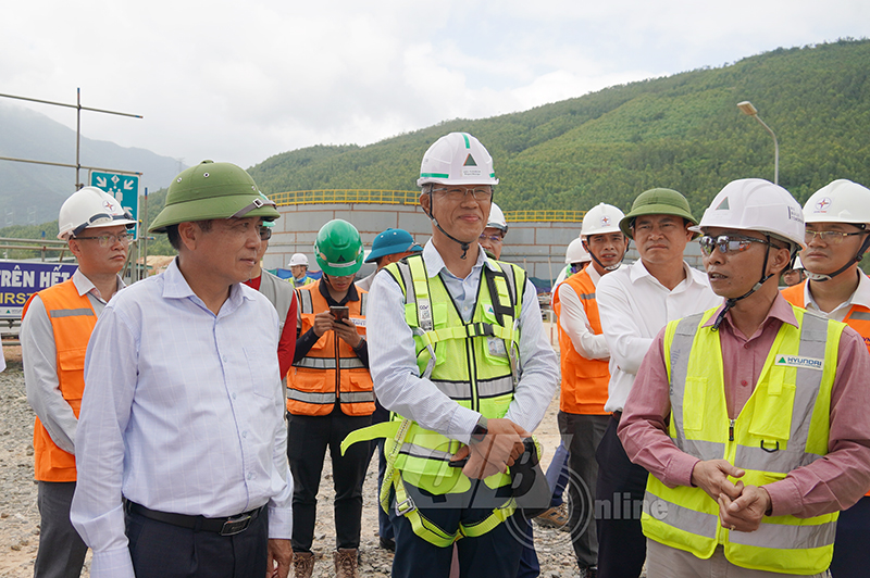 Đồng chí Phó Chủ tịch Thường trực UBND tỉnh Đoàn Ngọc Lâm kiểm tra tiến độ thực hiện các dự án thuộc Trung tâm Điện lực Quảng Trạch.