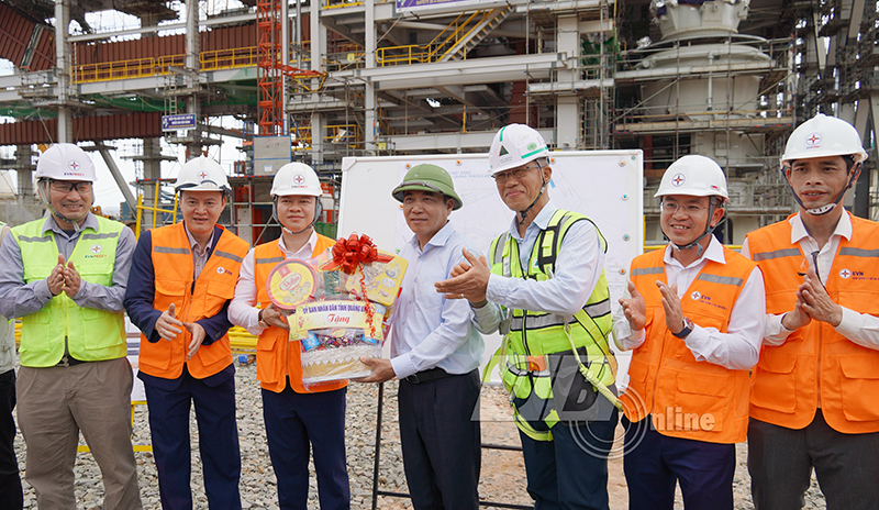 Đồng chí Phó Chủ tịch Thường trực UBND tỉnh Đoàn Ngọc Lâm tặng quà cho nhà thầu thi công tại các dự án thuộc Trung tâm Điện lực Quảng Trạch.