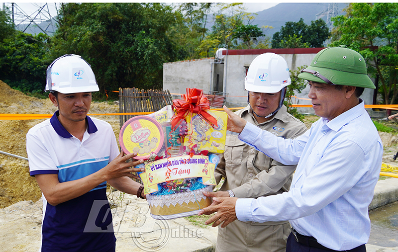 Đồng chí Phó Chủ tịch Thường trực UBND tỉnh Đoàn Ngọc Lâm tặng quà cho nhà thầu thi công dự án đường dây 500kV Quảng Trạch-Quỳnh Lưu.