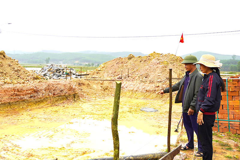 Vợ chồng bà Trần Thị Hà khởi công xây nhà mới ở khu tái định cư thôn Tân Hội, xã Liên Trạch.