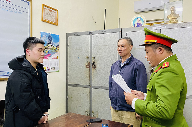 Lực lượng Công an thi hành lệnh bắt tạm giam đối với Nguyễn Hùng Anh.