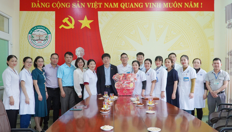 Giám đốc Sở Y tế Dương Thanh Bình tặng quà động viên đội ngũ y bác sĩ trực Tết tại Bệnh viện đa khoa huyện Minh Hóa.