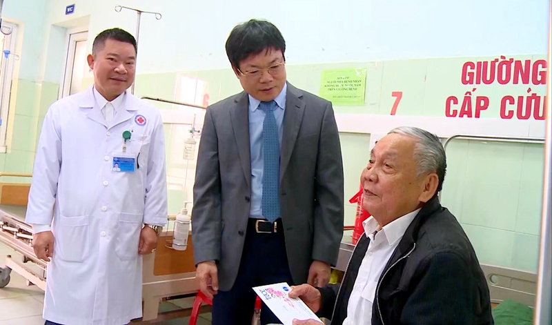 Giám đốc Sở Y tế Dương Thanh Bình đã đến thăm hỏi, chúc Tết bệnh nhân điều trị tại bệnh viện trong những ngày đón Tết cổ truyền dân tộc.