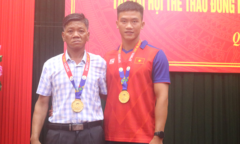 Trương Xuân Nguyên và anh trai cả tại lễ trao thưởng VĐV đạt thành tích xuất sắc tại SEA Games 32.