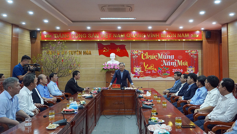 Đồng chí Bí thư Tỉnh ủy đề nghị huyện Tuyên Hóa tiếp tục quan tâm chăm lo làm tốt công tác xóa đói giảm nghèo, an sinh xã hội.