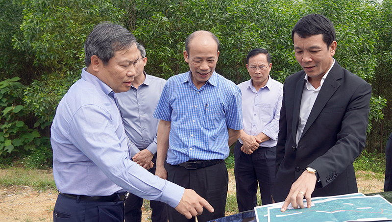 Đồng chí Bí thư Tỉnh ủy và đoàn công tác kiểm tra tiến độ tuyến đường nối thị trấn Đồng Lê và các vùng phụ cận