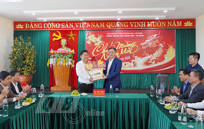 Đồng chí Chủ tịch UBND tỉnh Trần Thắng thăm, tặng quà cho cán bộ, nhân viên Trung tâm du lịch Phong Nha-Kẻ Bàng.