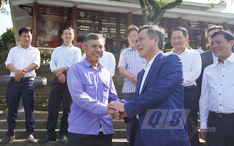 Đồng chí Chủ tịch UBND tỉnh Trần Thắng thăm hỏi, động viên người lao động chạy thuyền phục vụ du khách tại khu vực Phong Nha-Kẻ Bàng