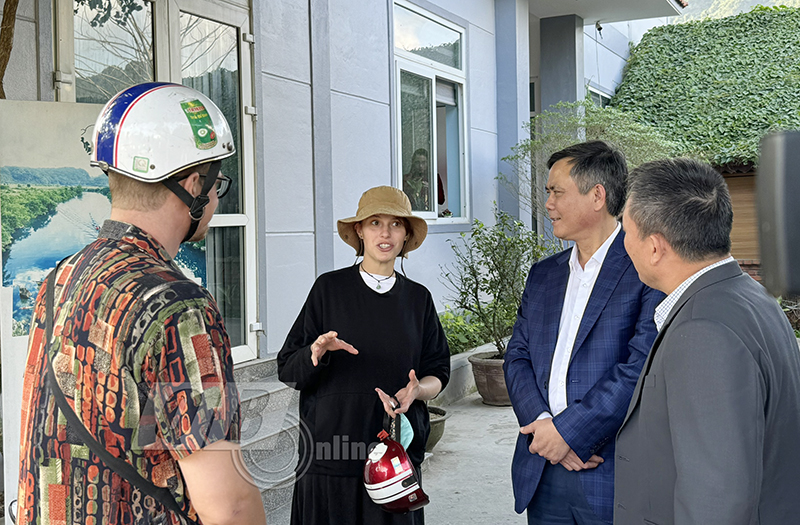 Đồng chí Chủ tịch UBND tỉnh Trần Thắng thăm, tặng qùa cho cán bộ, nhân viên Ban Quản lý Vườn quốc gia Phong Nha-Kẻ Bàng