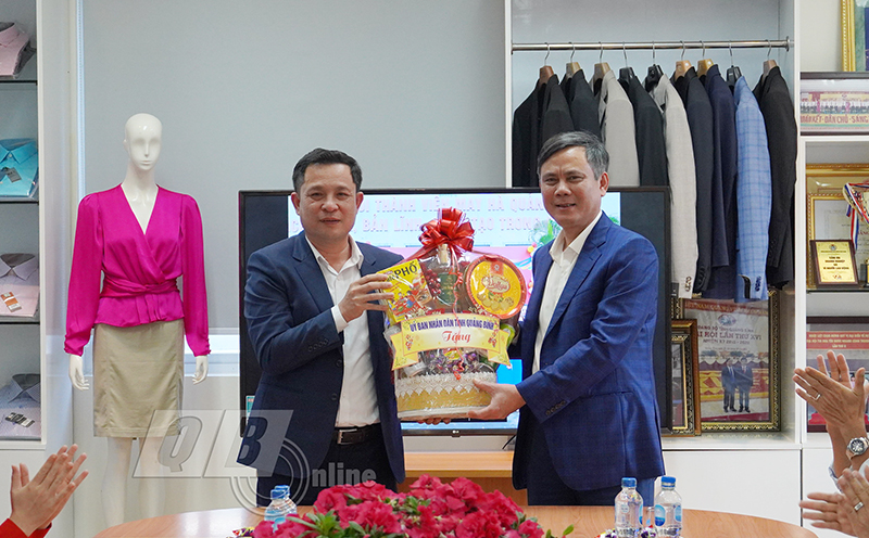 Đồng chí Chủ tịch UBND tỉnh Trần Thắng tặng quà cho cán bộ, nhân viên Xí nghiệp May Hà Quảng.