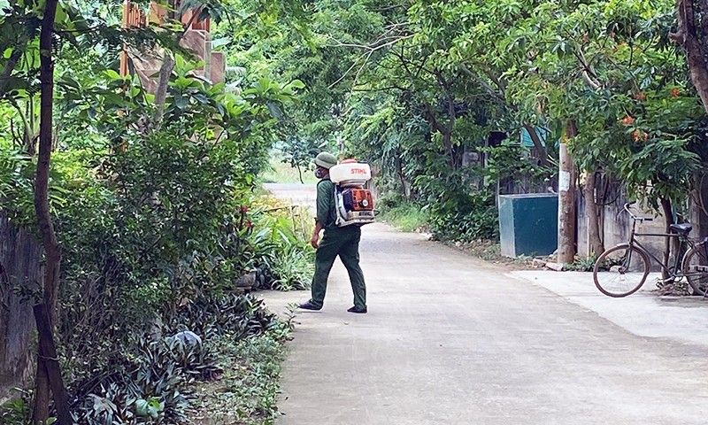 Nhân viên Trung tâm Y tếhuyện Quảng Ninh phun hóa chất diệt muỗi tại khu dân cư.