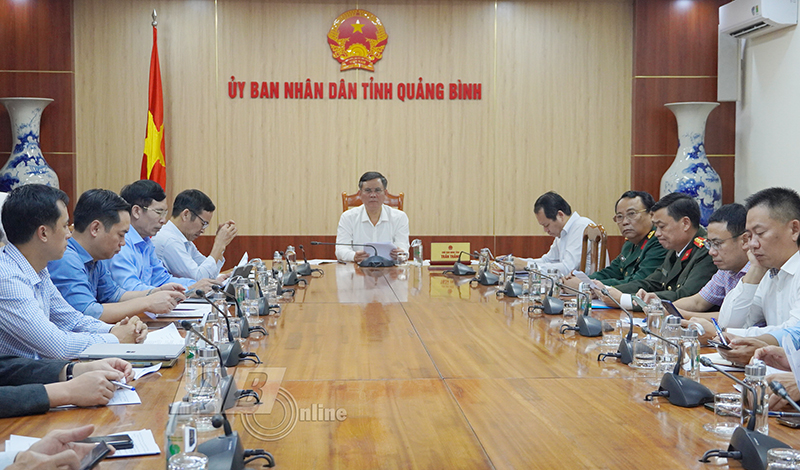 Đồng chí Chủ tịch UBND tỉnh Trần Thắng và các đại biểu dự phiên họp tại điểm cầu tỉnh Quảng Bình.