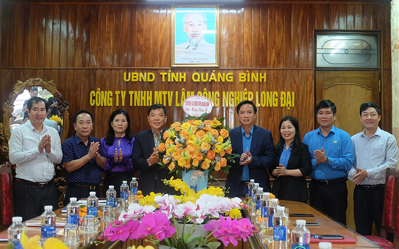 Đồng chí Chủ tịch LĐLĐ tỉnh Phạm Tiến Nam tặng hoa, chúc Công ty TNHH MTV Lâm công nghiệp Long Đại gặt hái nhiều thành quả trong năm 2024.