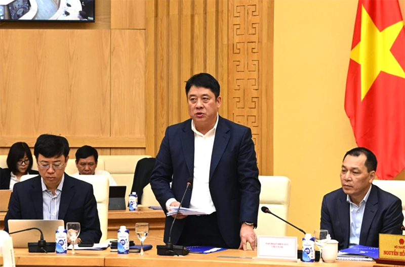 Tổng Giám đốc EVN Nguyễn Anh Tuấn báo cáo tại cuộc họp.