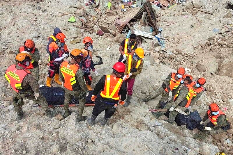 Lực lượng cứu hộ tìm kiếm những người mất tích và đưa các thi thể ra khỏi khu vực bị lở đất (Ảnh: Philstar)