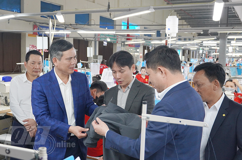 Đồng chí Chủ tịch UBND tỉnh Trần Thắng kiểm tra tình hình ra quân sản xuất kinh doanh đầu xuân Giáp Thìn tại một số doanh nghiệp.