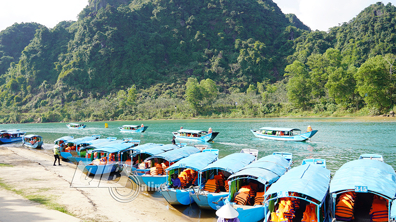 Bến thuyền của Trung tâm du lịch Phong Nha-Kẻ Bàng nhộn nhịp du khách đến tham quan di sản.