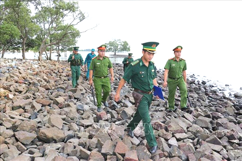 Bộ đội Biên phòng tỉnh Tiền Giang phối hợp với các lực lượng Quân sự, Công an tuần tra, kiểm soát ở khu vực biển Gò Công. Ảnh (tư liệu) minh họa: Hữu Chí/TTXVN