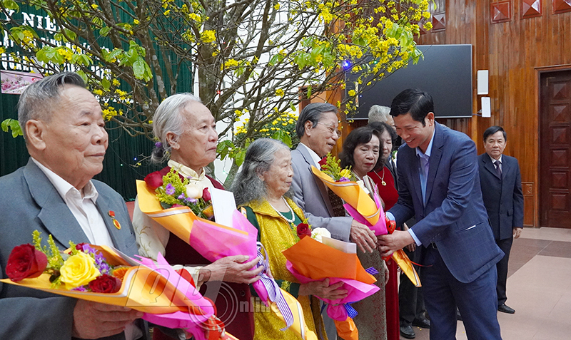 Đồng chí Phó Chủ tịch UBND tỉnh Hồ An Phong trao phần thưởng của Hội Tình nghĩa Hưu trí UBND tỉnh cho các cán bộ, hội viên tiêu biểu.