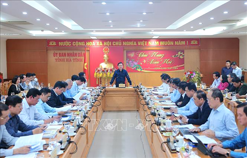 Phó Thủ tướng Trần Hồng Hà chủ trì họp triển khai các dự án trọng điểm trên địa bàn các tỉnh Nghệ An, Hà Tĩnh, Quảng Bình. Ảnh: Dương Giang/TTXVN