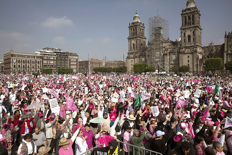 Tuần hành tại quảng trường Zocalo, Mexico ngày 18/2. Ảnh: AFP/Getty Images