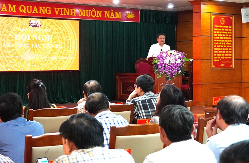 Đồng chí Bí thư Thành ủy Trần Phong giao nhiệm vụ cho các đồng chí nhận nhiệm vụ mới.