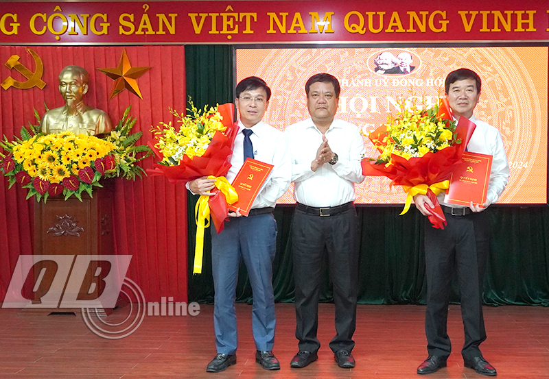 Đồng chí Bí thư Thành ủy Trần Phong trao quyết định và tặng hoa chúc mừng các đồng chí cán bộ nhận nhiệm vụ mới.