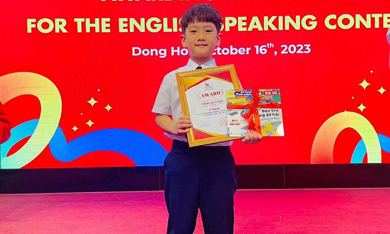 Đặng An Tuyên nhận giải ba cuộc thi hùng biện Tiếng Anh do Trường tiểu học Chu Văn An tổ chức.