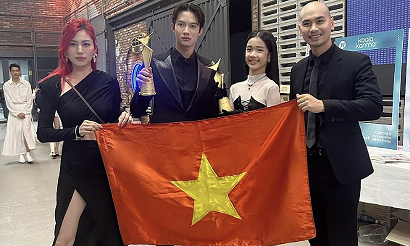 Nguyễn Lê Vi (thứ 2 bên phải) quán quân người mẫu nhí tại Asia Model Festival 2023.