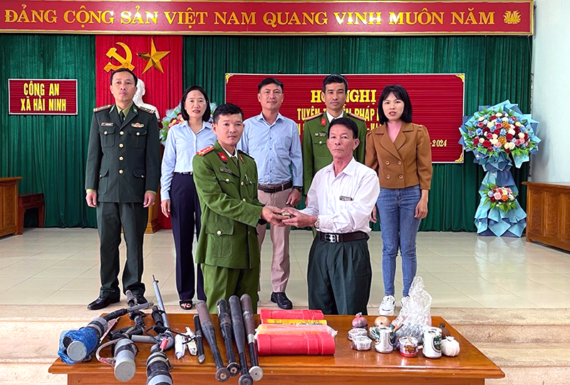 Công an huyện Quảng Ninh vận động, tuyên truyền người dân giao nộp vũ khí, vật liệu nổ.