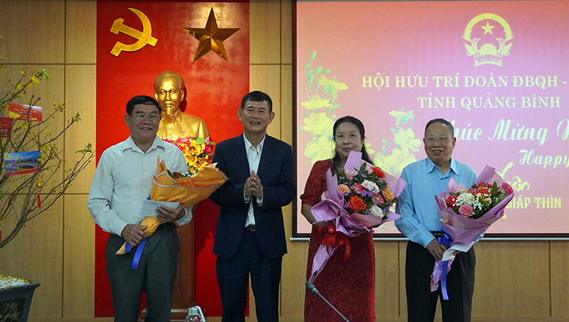 Đồng chí Nguyễn Ngọc Phương, nguyên Phó trưởng đoàn chuyên trách Đoàn ĐBQH tỉnh đã tặng hoa chúc thọ các đồng chí hội viên