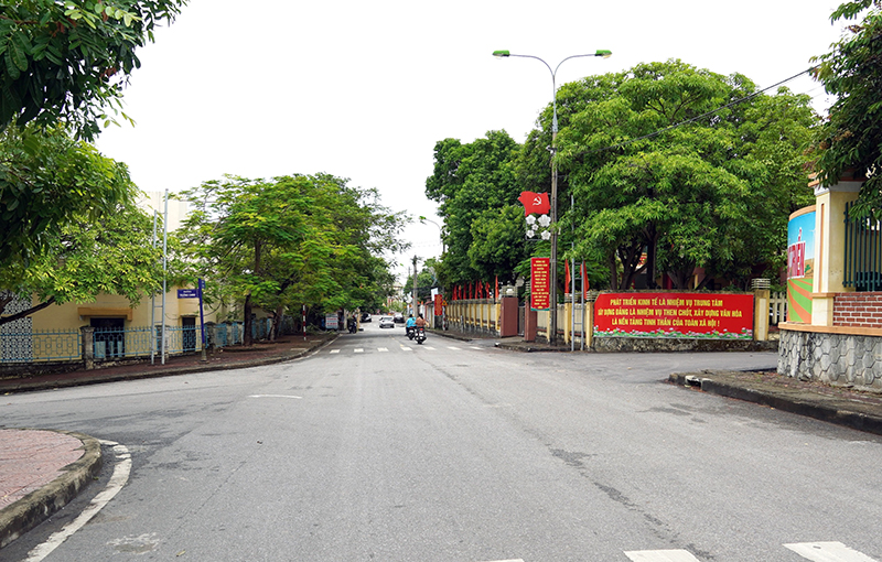 Hạ tầng giao thông của huyện Quảng Ninh được đầu tư chỉnh trang.