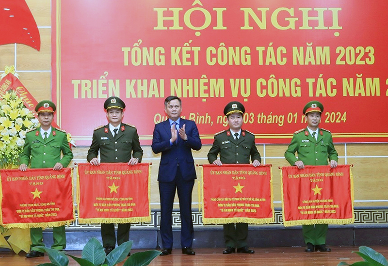 Công an huyện Quảng Ninh được Chủ tịch UBND tỉnh tặng cờ đơn vị dẫn đầu phong trào thi đua vì an ninh Tổ quốc năm 2023.