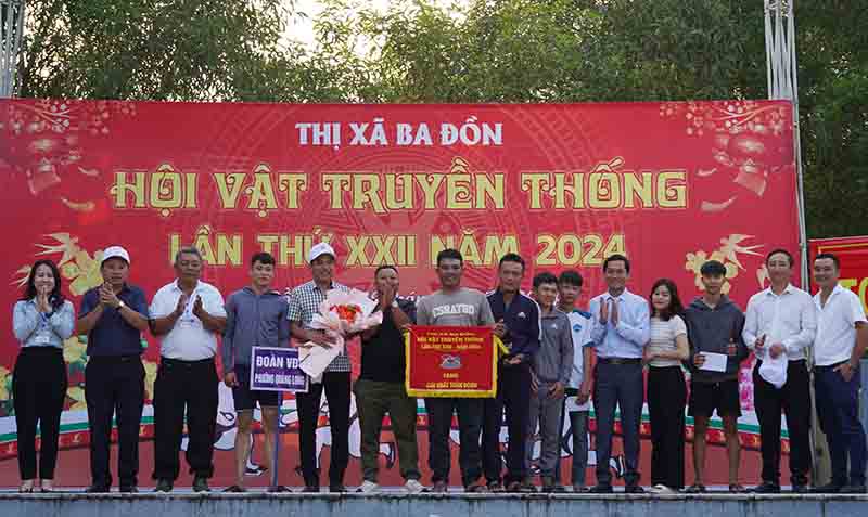 Ban tổ chức trao giải nhất toàn đoàn cho đội vật phường Quảng Long.