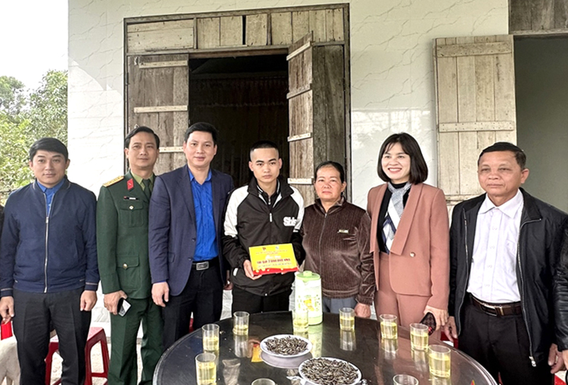 Huyện Tuyên Hóa trao quà hỗ trợ thanh niên khó khăn lên đường nhập ngũ. 