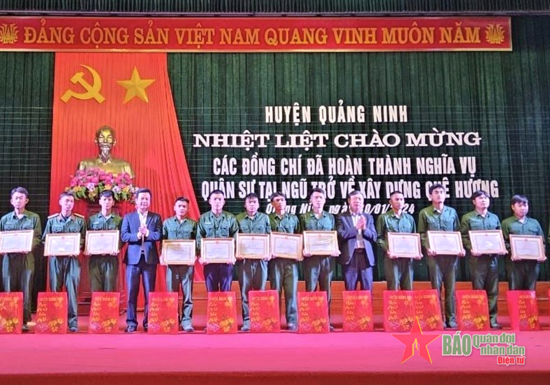 Huyện Quảng Ninh (Quảng Bình) tổ chức gặp mặt, khen thưởng thanh niên hoàn thành tốt nghĩa vụ quân sự trở về địa phương. 