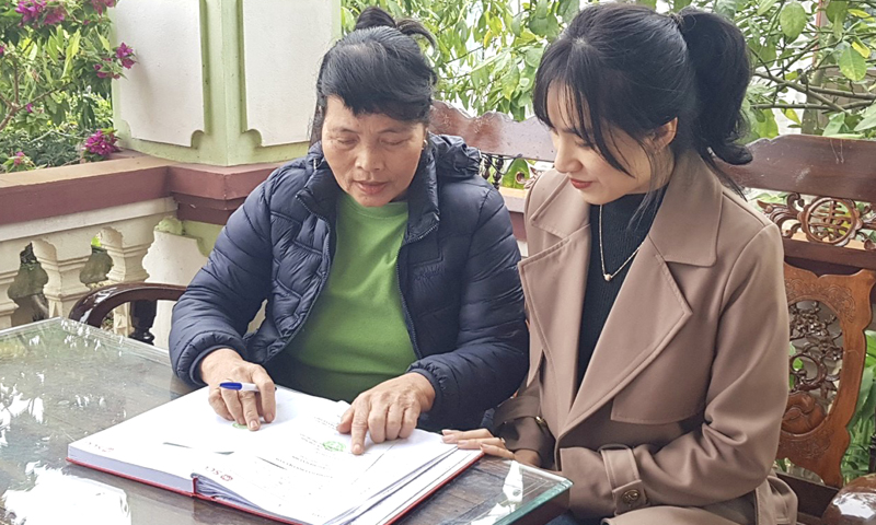  Bà Bùi Thị Loan (bìa trái) là một trong những nhân viên thu BHXH nhiệt tình, năng nổ, làm việc hiệu quả.
