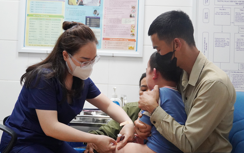 Bé Lý Nguyễn Gia H. được tiêm kháng huyết thanh và vắc xin phòng dại tại CDCQB.