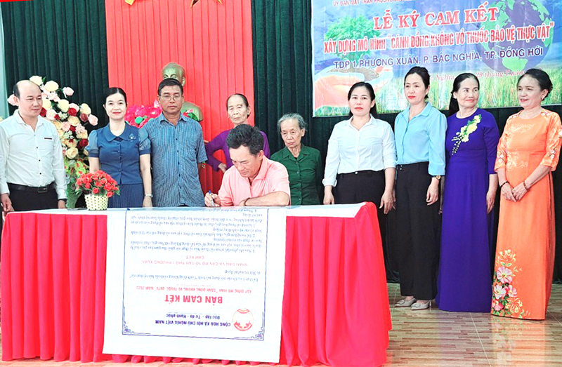 Tuyên truyền, ký cam kết thực hiện mô hình “Cánh đồng không vỏ thuốc bảo vệ thực vật” của TDP1 Phương Xuân, phường Bắc Nghĩa.