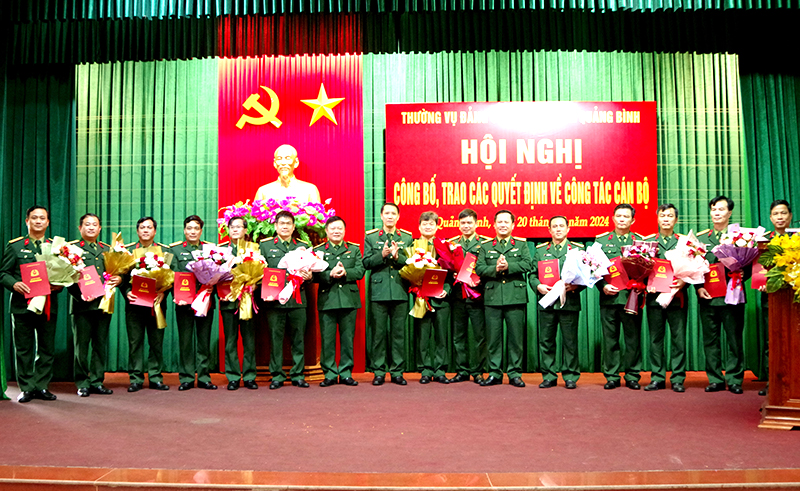 Các đồng chí trong Ban Thường vụ Đảng ủy-Thủ trưởng Bộ CHQS tỉnh trao quyết định và tặng hoa chúc mừng các đồng chí được điều động, bổ nhiệm.