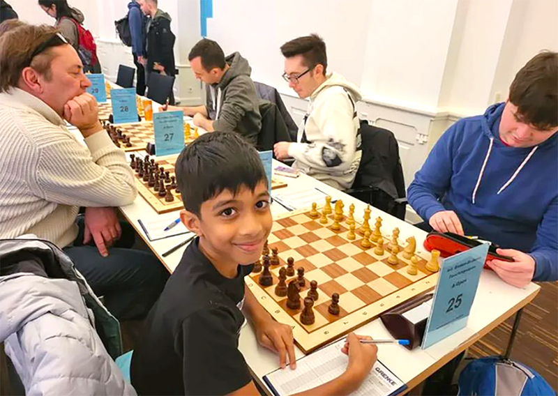 Ashwath Kaushik tự học cờ vua thông qua trò chơi máy tính. Ảnh: Liên đoàn Cờ vua Singapore