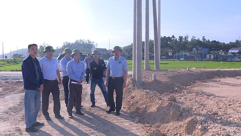 Lãnh đạo huyện Quảng Trạch kiểm tra tiến độ xây dựng các khu tái định cư thực hiện các dự án trọng điểm.