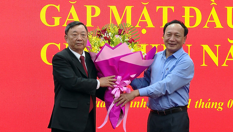Đồng chí Trần Hải Châu, Phó Bí thư Thường trực Tỉnh ủy, Chủ tịch HĐND tỉnh tặng hoa chúc mừng Hội Hưu trí cơ quan Tỉnh ủy