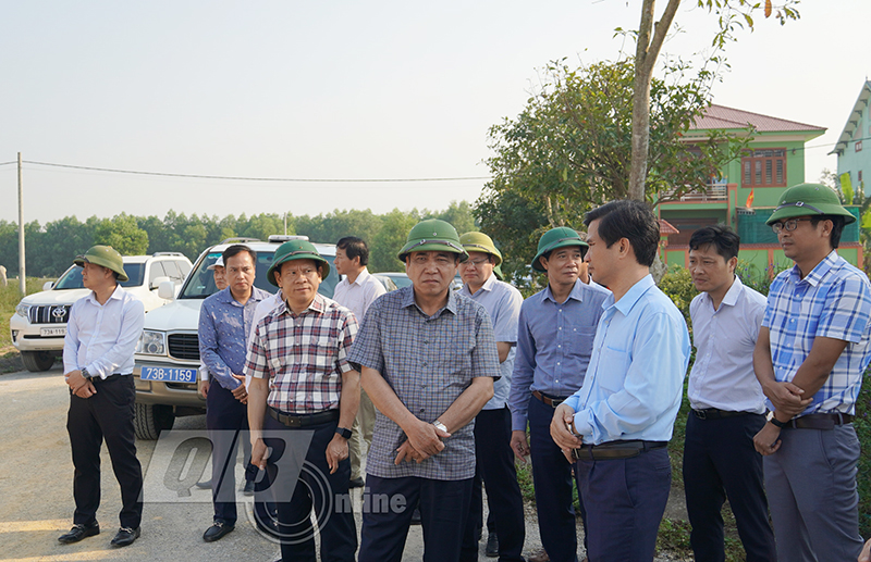 1-Đồng chí Phó Chủ tịch Thường trực UBND tỉnh Đoàn Ngọc Lâm kiểm tra thực địa tại Khu tái định cư thị trấn Nông trường Lệ Ninh.