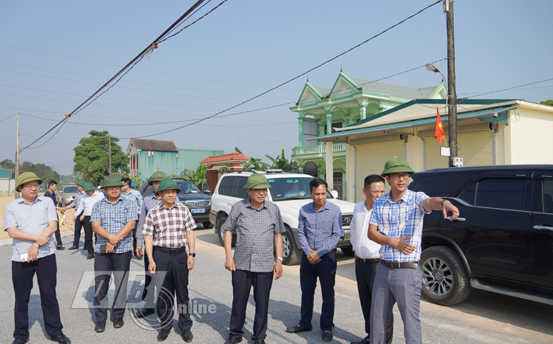Đồng chí Phó Chủ tịch Thường trực UBND tỉnh Đoàn Ngọc Lâm kiểm tra thực địa tại Khu tái định cư Phú Thủy.