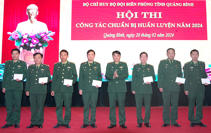 Ban Tổ chức trao giải cho các cá nhân đạt thành tích cao trong hội thi.