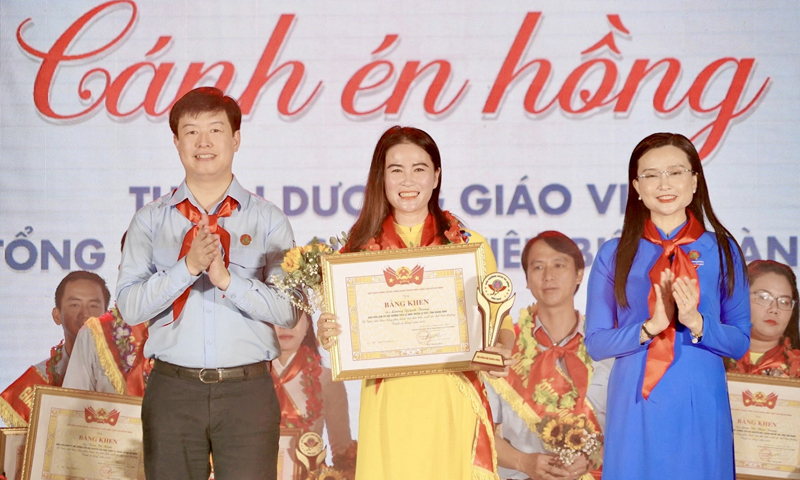 Cô giáo Lương Quỳnh Trang là 1 trong 20 tổng phụ trách đội xuất sắc toàn quốc được vinh danh tại giải thưởng “Cánh én hồng” năm 2023.