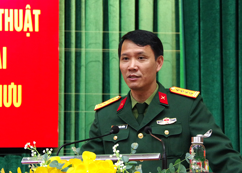 Đại tá Đinh Xuân Hướng, Chính ủy Bộ CHQS tỉnh phát biểu chỉ đạo hội nghị.