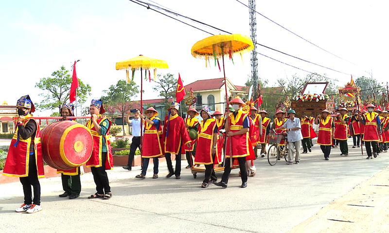 Rước kiệu ngài Thành hoàng tại lễ hội Kỳ phúc ở đình làng Hòa Ninh, xã Quảng Hòa còn lưu giữ được những nét truyền thống.