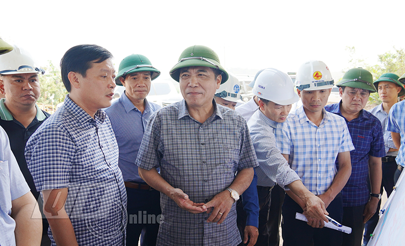 1-Đồng chí Phó Chủ tịch Thường trực UBND tỉnh Đoàn Ngọc Lâm kiểm tra thực địa tại điểm vượt quốc lộ 9E.